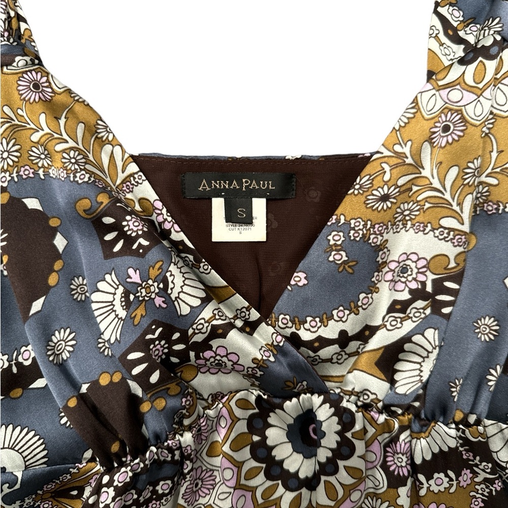 100% silk top. Sz small